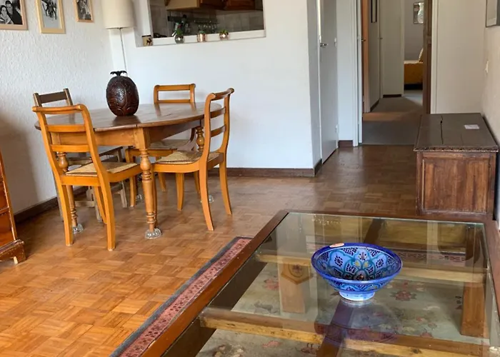 Monoikos * Uvernet-Fours